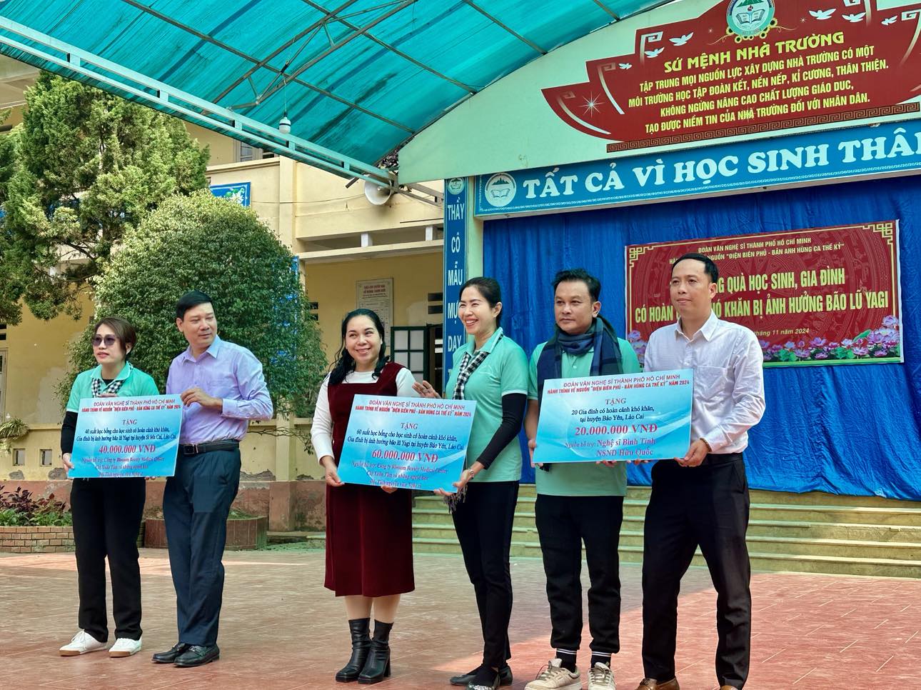 Hơn 100 văn nghệ sĩ TP HCM trao tặng quà người dân làng Nủ, Lào Cai- Ảnh 2.