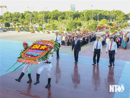 เยี่ยมชมสุสานวีรชนจังหวัด เนื่องในโอกาสประชุมกลุ่มชาติพันธุ์น้อย