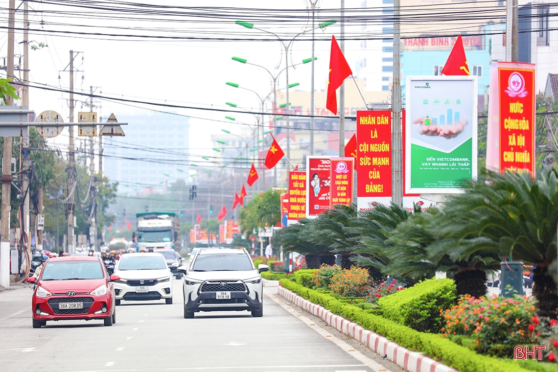 Las calles de Ha Tinh se iluminan con banderas y flores para celebrar el 94º aniversario de la fundación del Partido.