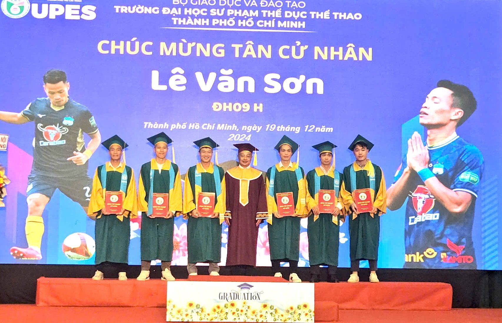 Khoánh khắc các cầu thủ HAGL chính thức nhận bằng tốt nghiệp loại giỏi