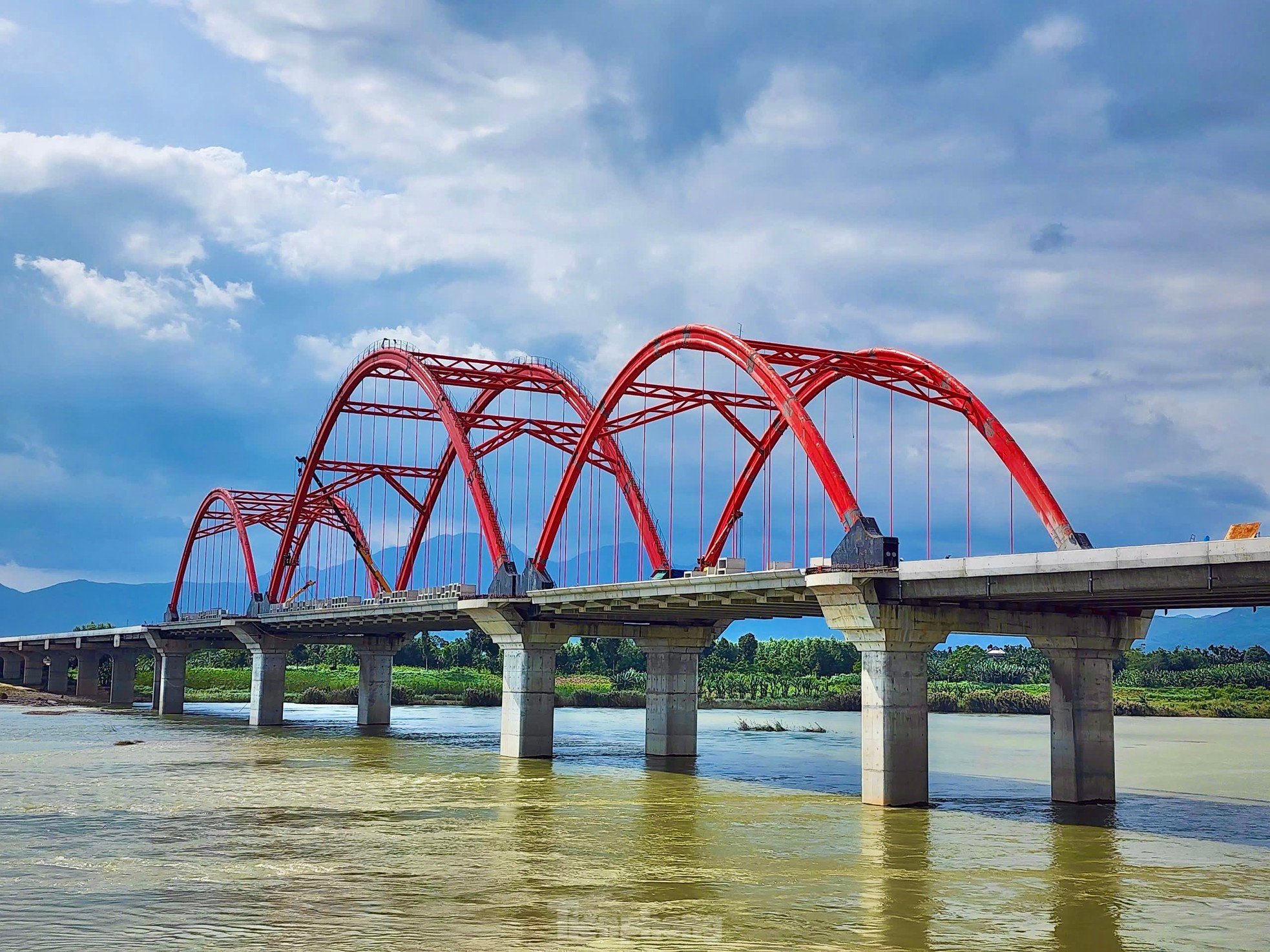 El primer puente de arco de acero en Quang Ngai está listo para abrir al tráfico a finales de año, foto 22