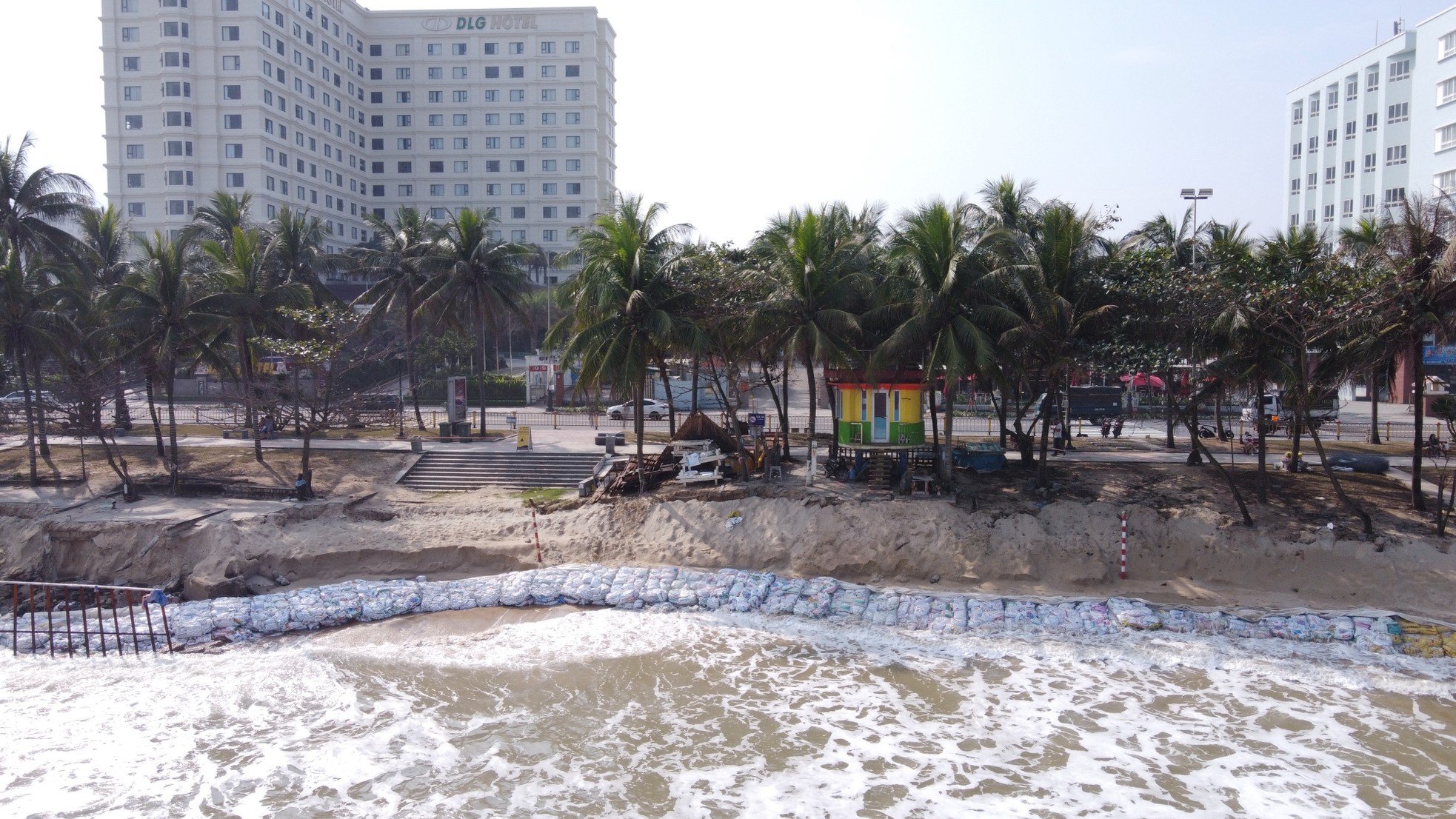 Scene of hundreds of meters of temporary dike built to save 'most beautiful beach in Asia' photo 12