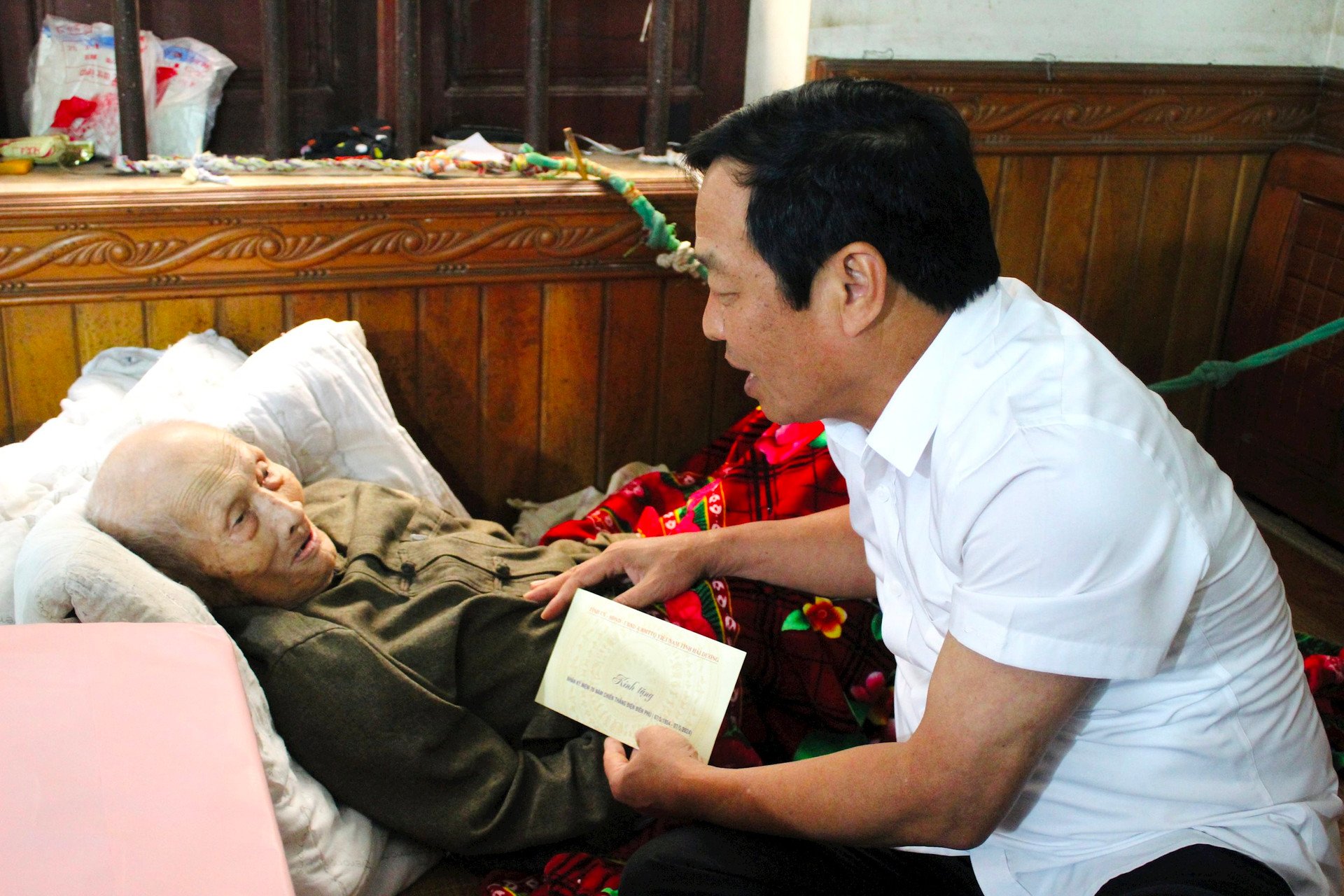 Comrade Le Van Hieu visited and presented gifts to people who directly participated in the Dien Bien Phu campaign.