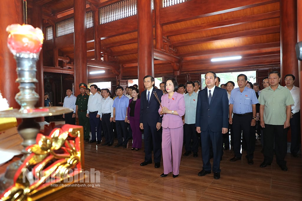 Party and State leaders and provincial leaders offer incense to commemorate heroic martyrs.