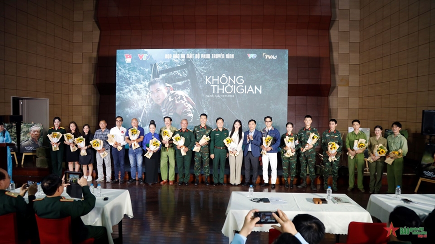 Los líderes del Departamento de Propaganda, del Departamento General de Política del Ejército Popular de Vietnam y de la Televisión de Vietnam presentaron flores para felicitar al equipo de filmación.