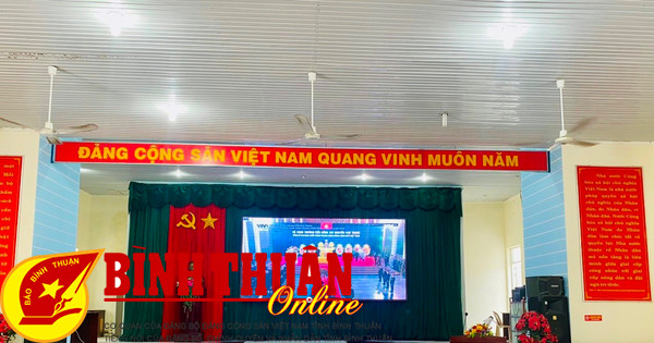 ប្រជាជន Binh Thuan ត្រូវបានផ្លាស់ទៅទស្សនាពិធីបុណ្យសពរបស់អគ្គលេខាបក្ស Nguyen Phu Trong។