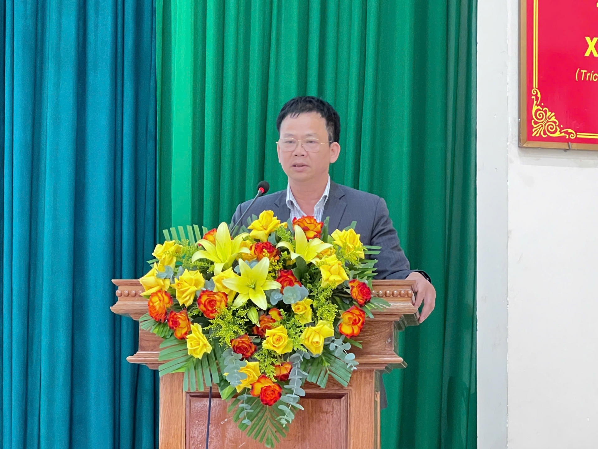 Comrade Nguyen Van Son - Secretary of Lam Ha District Party Committee spoke at the conference