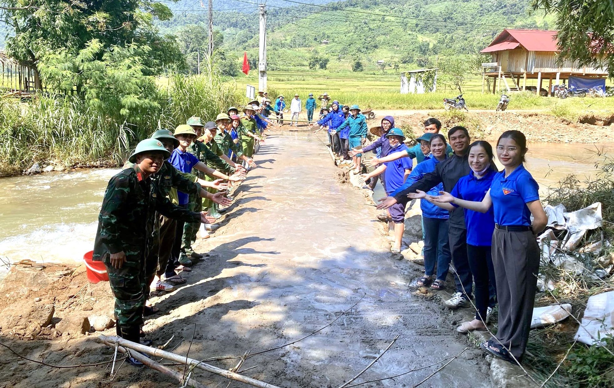 Thanh niên đổ bê tông làm cầu tràn vượt lũ cho học sinh đến trường ảnh 11