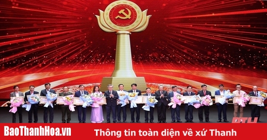 The Provincial Party Committee's Propaganda Department was awarded a Certificate of Merit, Thanh Hoa Newspaper won the 9th Golden Hammer and Sickle Encouragement Prize.