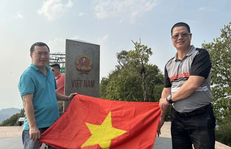 Lên cột mốc số 0 trên đỉnh Khoan La San