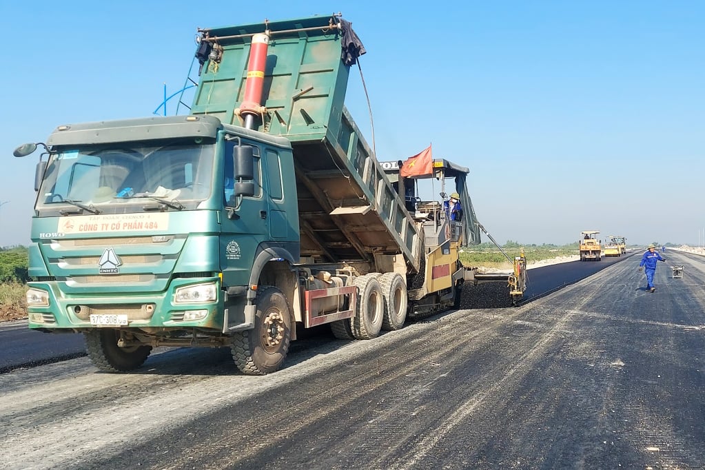 Le projet d'intersection de Dam Nha Mac (ville de Quang Yen) est en phase finale de construction.