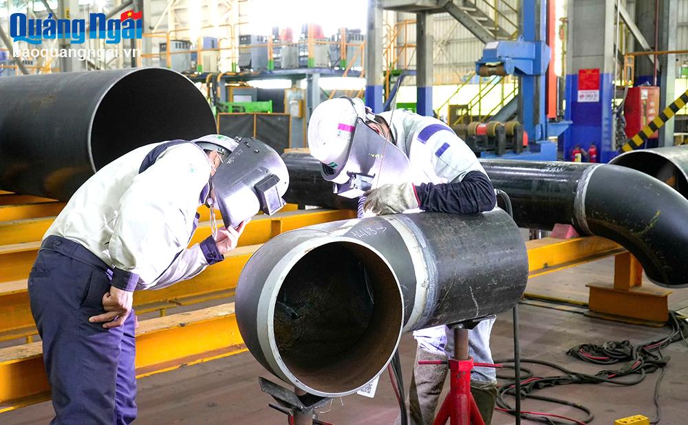 Doosan Vina is an effective foreign investor in Quang Ngai.  􀀵􀁓􀁐􀁏􀁈􀀁􀋽􀁏􀁉􀀛􀀁Doosan Vina workers during a shift.