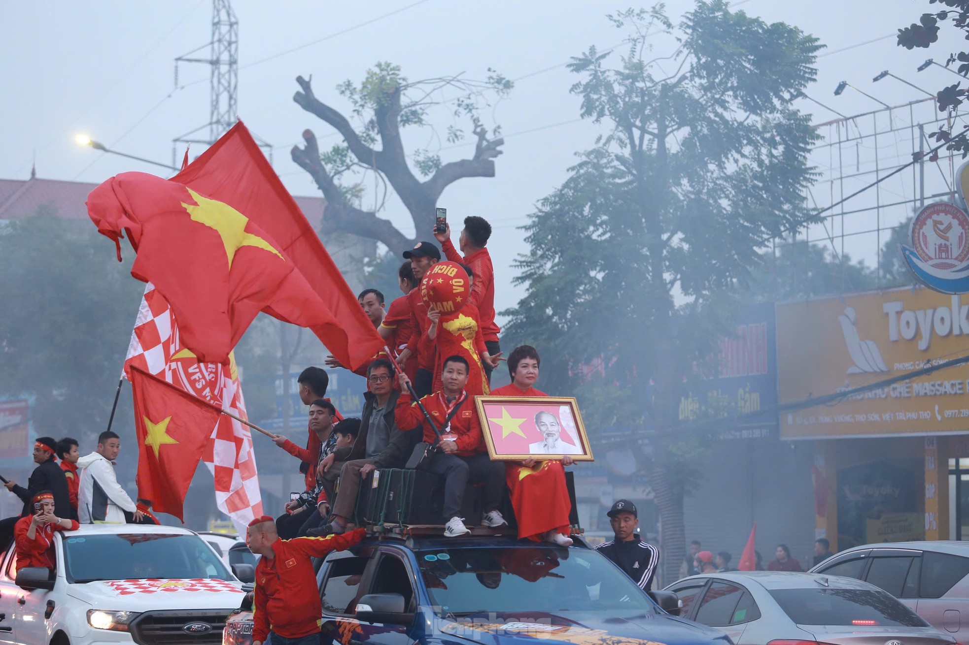 Viet Tri is glowing red, fueling the Vietnamese team in the second leg of the semi-final photo 3