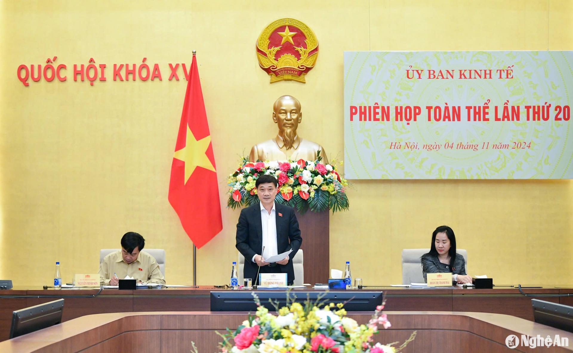 Chairman of the National Assembly's Economic Committee Vu Hong Thanh chaired the plenary session. Photo: Khanh Quang