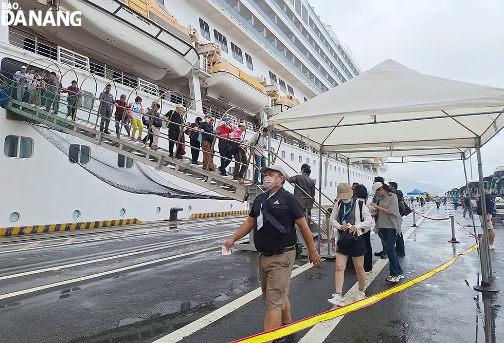 After getting off the ship, visitors visit tourist areas and attractions in Da Nang. Photo: NHAT HA