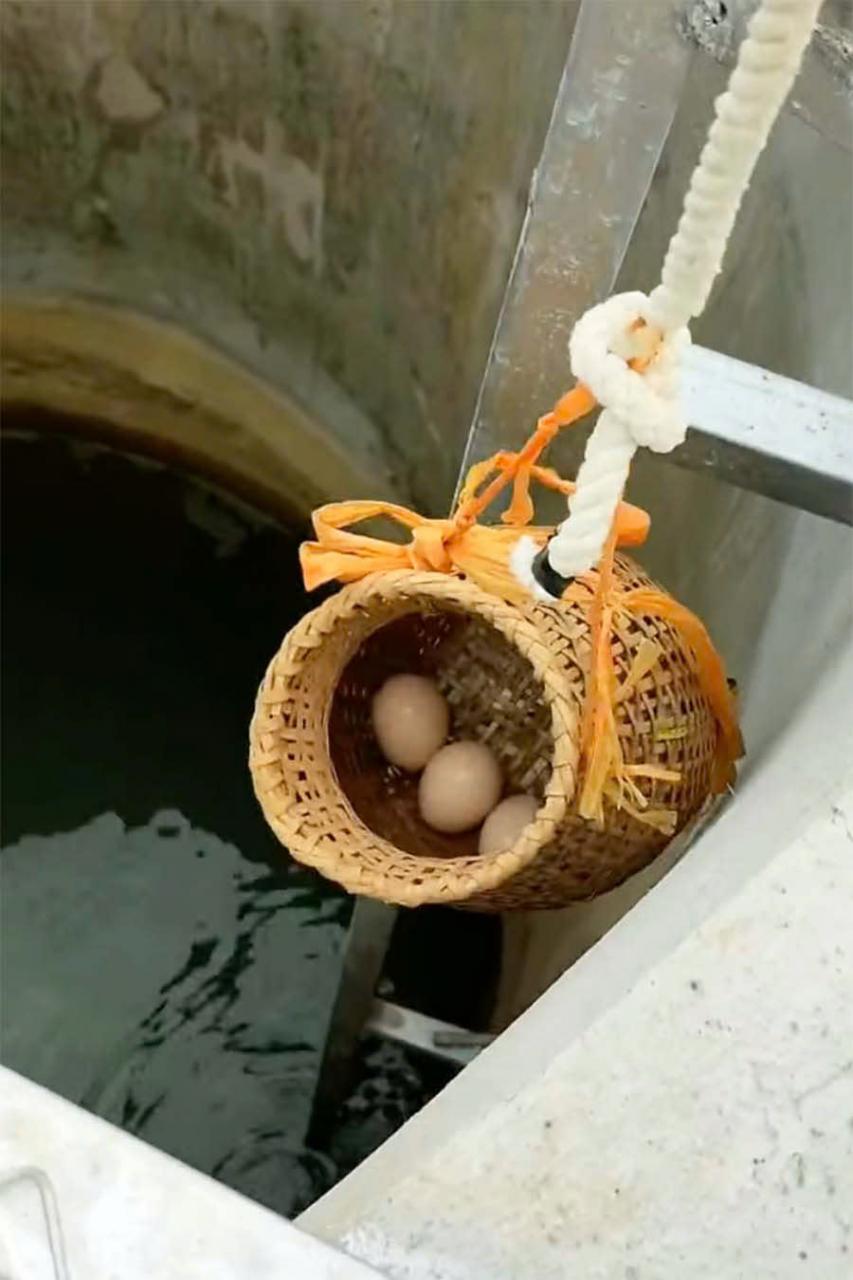 鶏卵を水に10〜15分浸すと、「ミネラルウォーター卵」ができます。