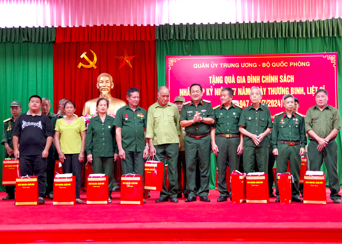 ឧត្តមសេនីយ៍ឯក Vo Minh Luong អនុរដ្ឋមន្ត្រីក្រសួងការពារជាតិ ជូនអំណោយដល់គ្រួសារគោលនយោបាយ។