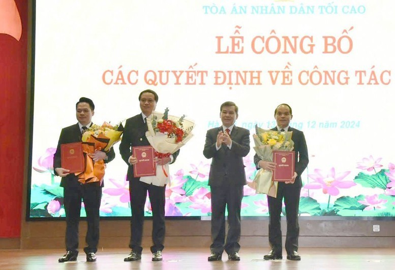 Comrade Le Minh Tri, Secretary of the Party Central Committee, Secretary of the Party Committee, Chief Justice of the Supreme People's Court presented the Decision and flowers to congratulate the appointed comrades.