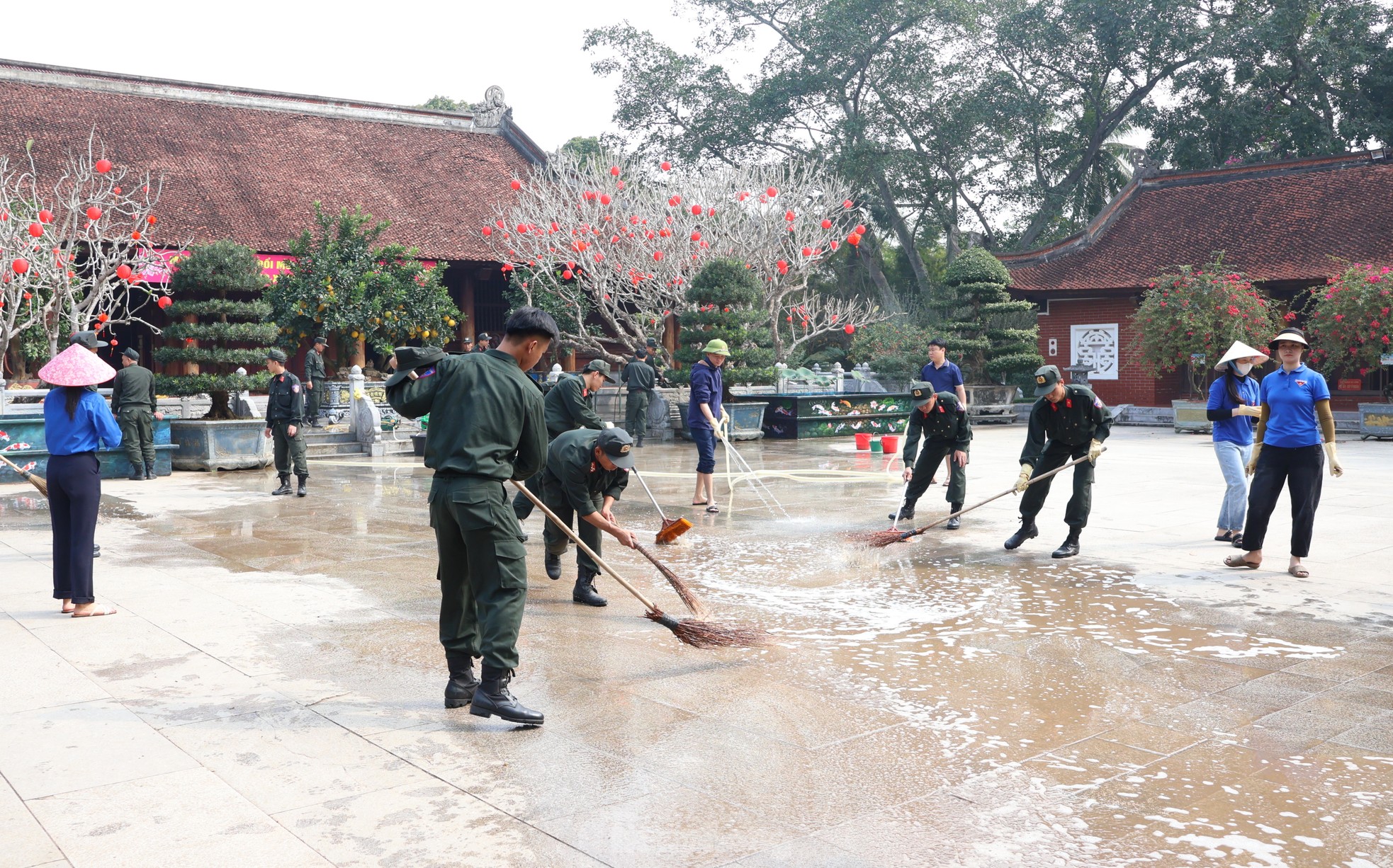 Tuổi trẻ cảnh sát cơ động dựng đường cờ Tổ quốc trên quê hương Bác ảnh 4