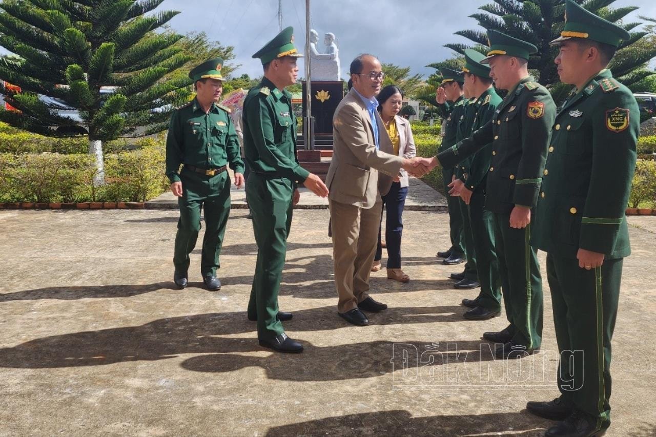 Đồng chí Y Quang BKrông, UVBTV Tỉnh ủy, Phó Chủ tịch Thường trực HĐND tỉnh thăm, chúc tết tại Đồn Biên phòng số 11