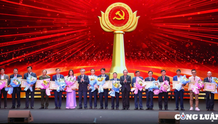 Journalist & Public Opinion Newspaper won the Outstanding Collective Award at the 9th Golden Hammer and Sickle Awards