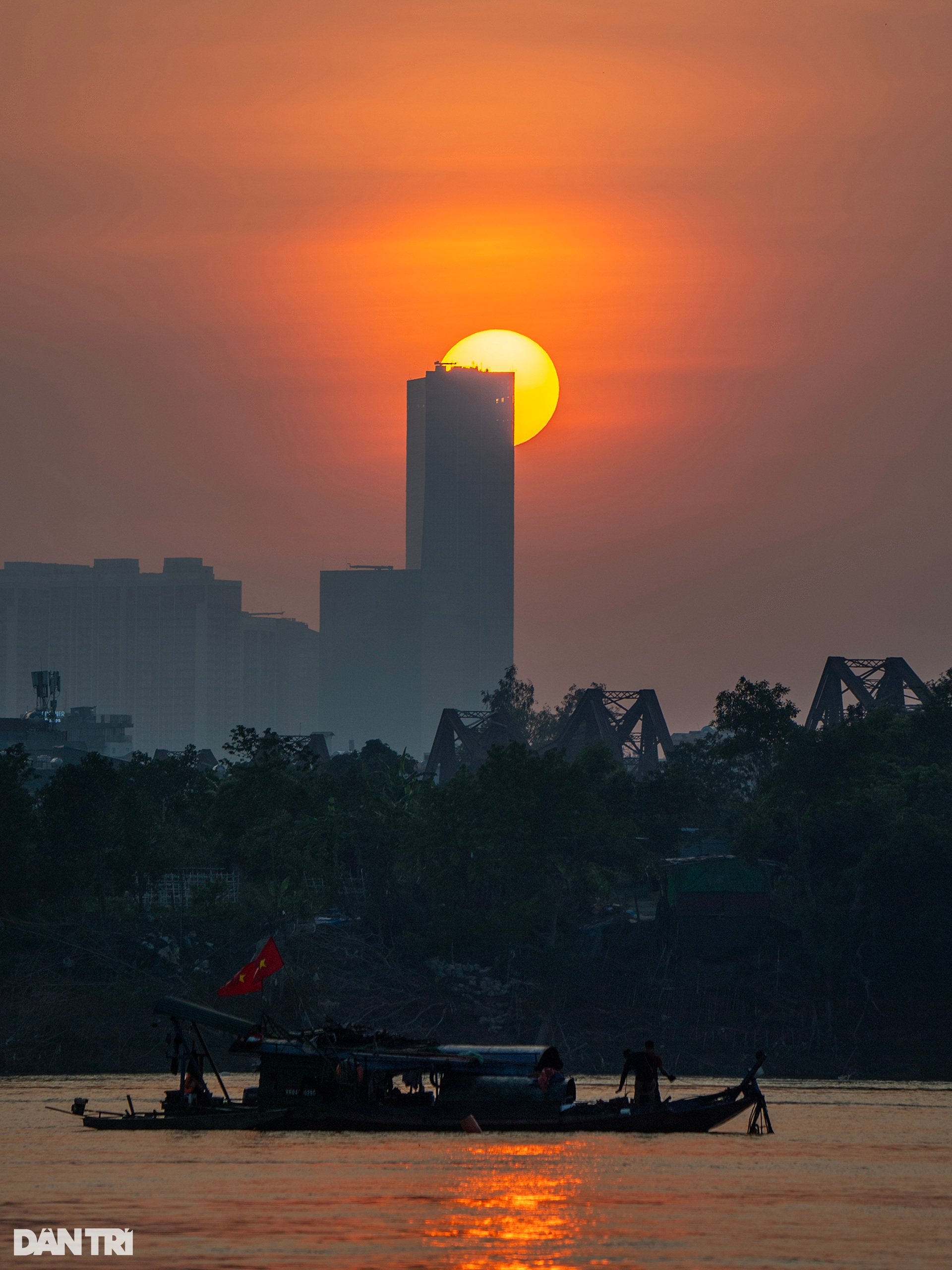 Ngắm hoàng hôn cuối thu rực rỡ trên 2 cây cầu nổi tiếng nhất Hà Nội - 2