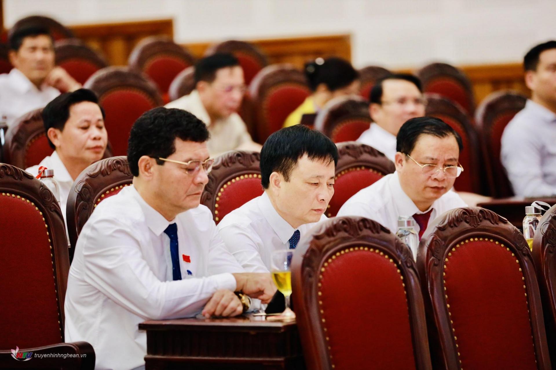 Provincial People's Council delegates attending the meeting.