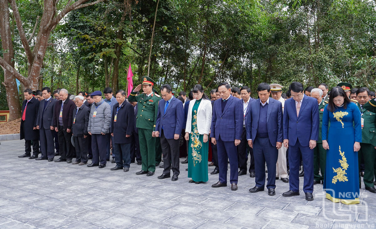 Representatives attending the incense offering ceremony.