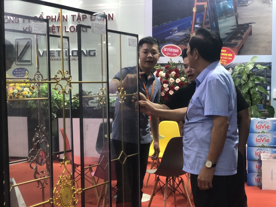 Les clients découvrent des produits en verre à l'exposition Vietbuild.