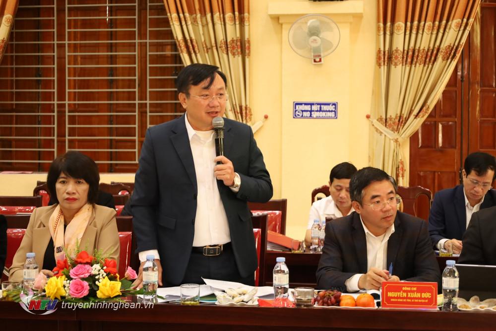 Comrade Nguyen Hong Son - Chairman of the District People's Committee explained some contents.