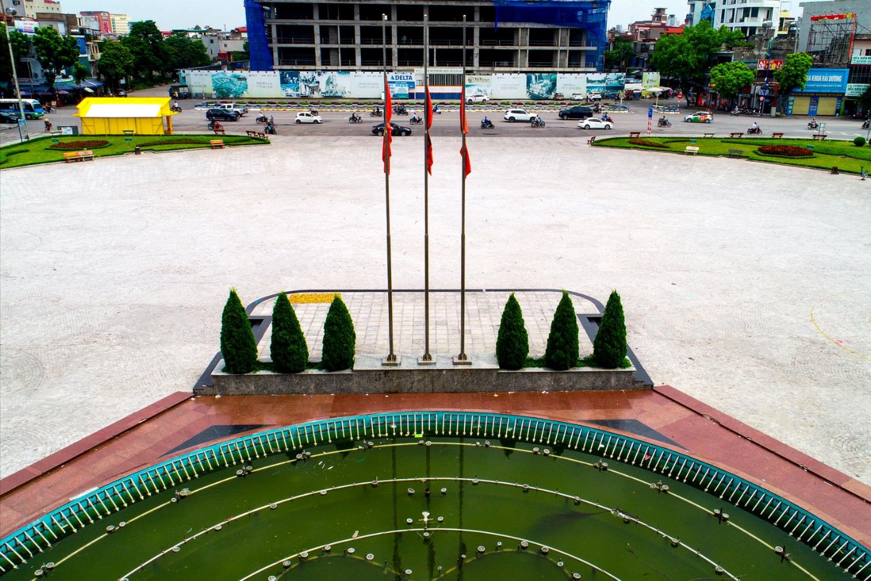 agences, unités, maisons, Hai Duong, drapeaux en berne, secrétaire général Nguyen Phu Trong