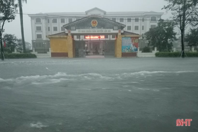 大雨で多くの家が浸水し、生徒たちは学校を休んだ。