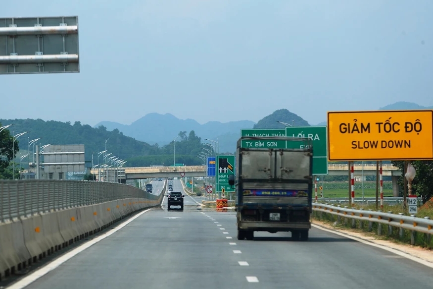 Revisar y aumentar la velocidad de la autopista de inversión escalonada de cuatro carriles a 90 km/h