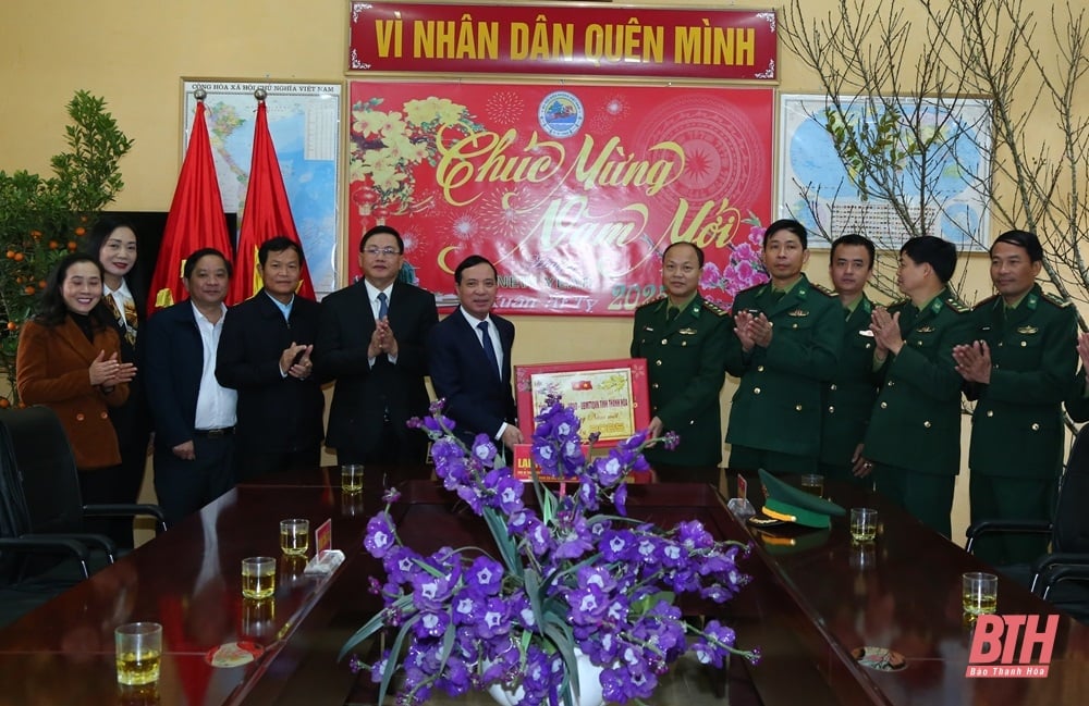 El subsecretario permanente del Comité Provincial del Partido, Lai The Nguyen, visitó el Cementerio Internacional de Mártires de Dong Tam y visitó y entregó regalos a las familias de los políticos en el distrito de Ba Thuoc.