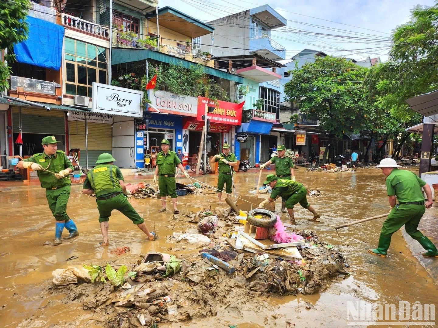 歴史的な洪水後、トゥエンクアン市は徐々に安定する 写真4