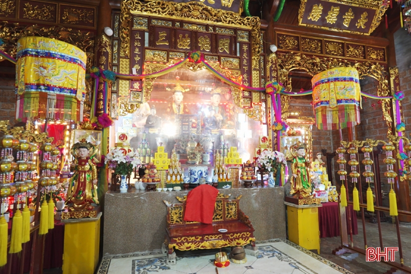 Visitez le temple sacré au pied de la montagne Hong