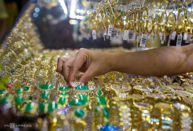 People choose gold at a gold shop on Bui Huu Nghia Street (Binh Thanh District, Ho Chi Minh City). Photo: Nhu Quynh
