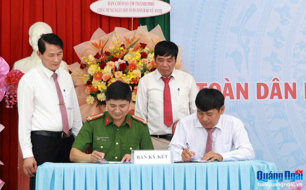 Đại diện Ủy ban MTTQ Việt Nam xã và Công an xã Tịnh Ấn Đông ký kết chương trình phối hợp trong công tác xây dựng  phong trào Toàn dân bảo vệ ANTQ trong tình hình mới giai đoạn đến năm 2030.