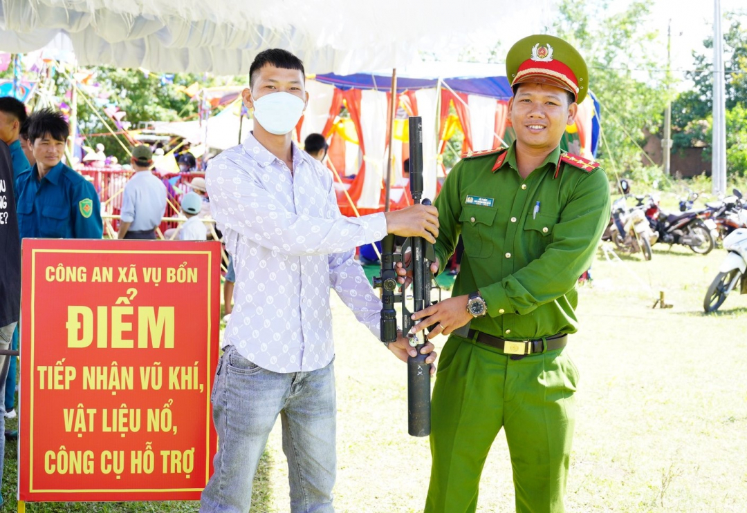 Người dân giao nộp vũ khí cho lực lượng công an tại Ngày hội Toàn dân bảo vệ an ninh Tổ quốc.