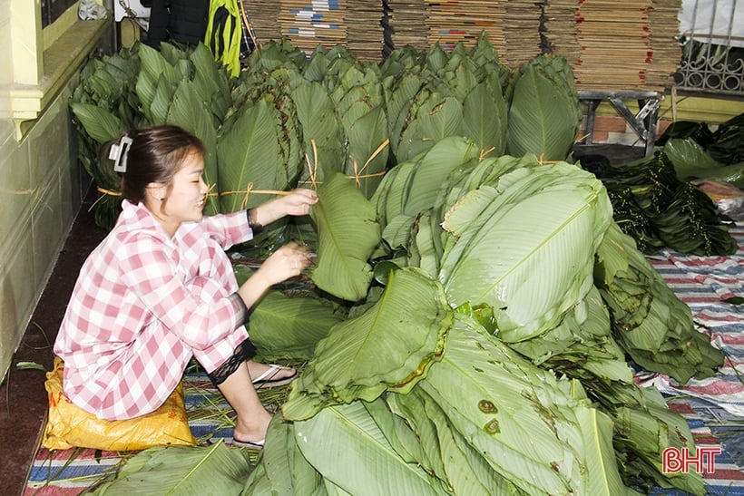 Spitzenzahlung für Banh Chung-Bestellungen im Dorf Khoong