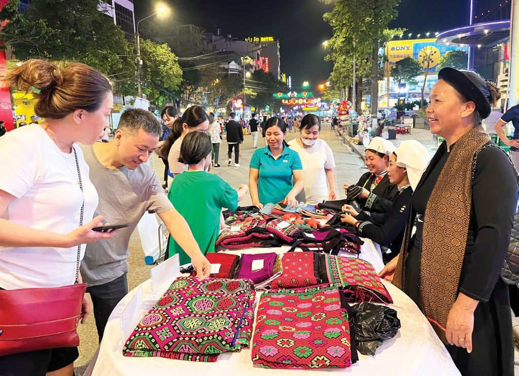 Luong Noi brocade products (Ha Quang) are introduced at Kim Dong Walking Street (City).