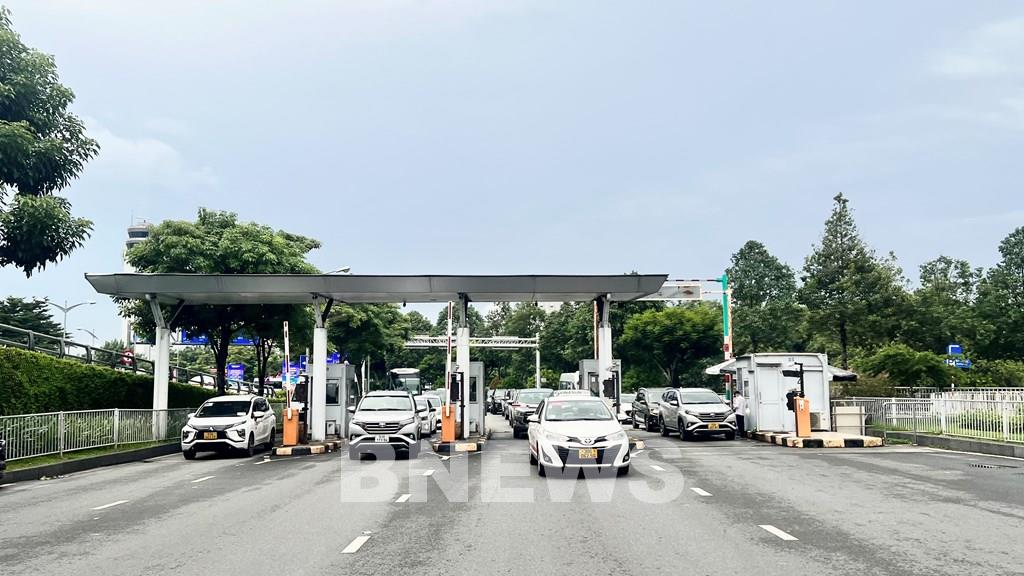 現在、タンソンニャット国際空港では、空港入口の料金所においてワンストップ料金徴収を実施している。写真：BNEWS/TTXVN