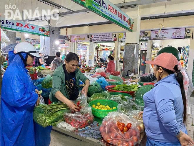 The number of visitors to the market is lower than usual due to heavy rain, many roads are flooded. IN PHOTO: Vegetable trading activities at An Hai Bac market (Son Tra district). Photo: MAI LY