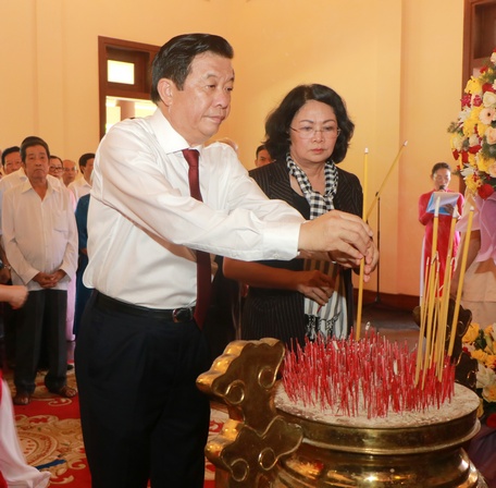 Die ehemalige Vizepräsidentin Dang Thi Ngoc Thinh und der Provinzparteisekretär Bui Van Nghiem brachten im Gedenkhaus Weihrauch dar.