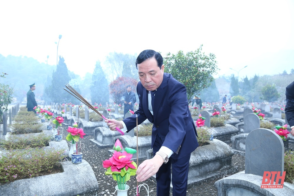 El subsecretario permanente del Comité Provincial del Partido, Lai The Nguyen, visitó el Cementerio Internacional de Mártires de Dong Tam y visitó y entregó regalos a las familias de los políticos en el distrito de Ba Thuoc.