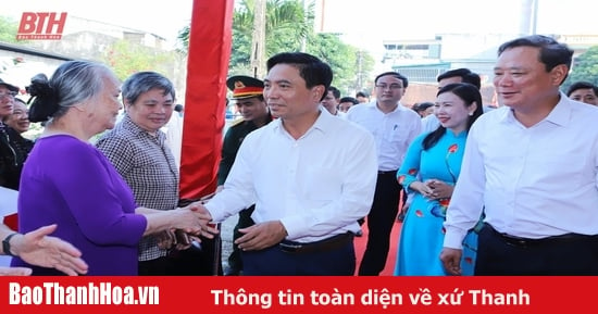 Bí thư Tỉnh ủy Nguyễn Doãn Anh chung vui ngày hội đại đoàn kết toàn dân tộc tại khu phố Quảng Xá