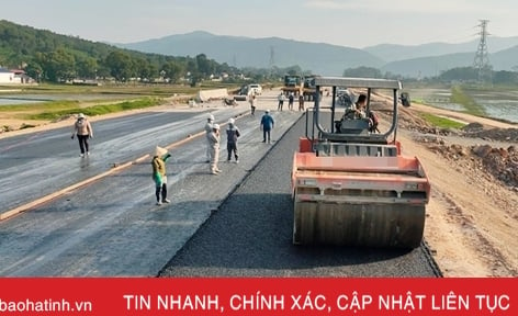 Pose des premiers mètres de béton bitumineux sur le chantier de l'autoroute de Dien Chau