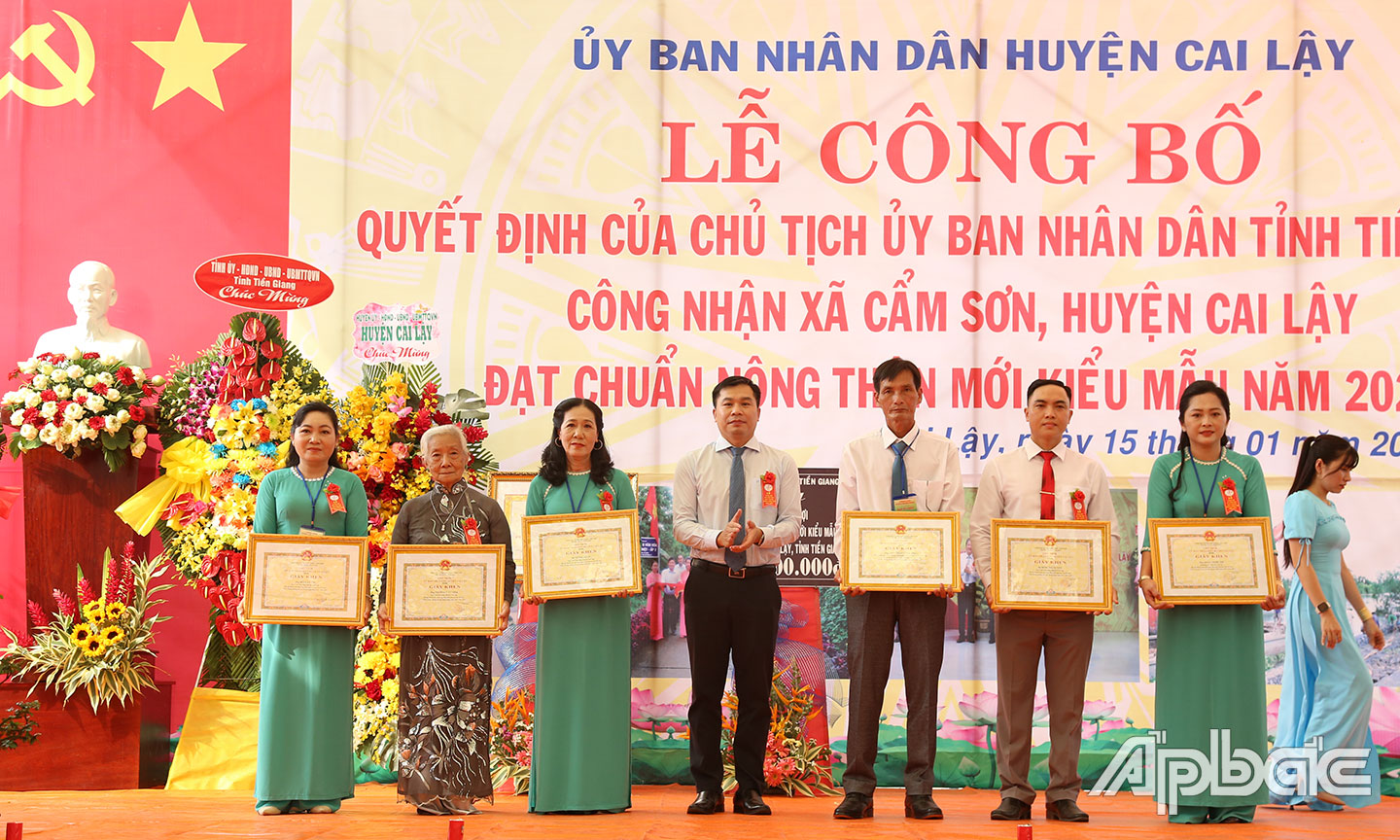 Comrade Tran Quoc Binh awarded the certificate of merit to the District People's Committee.