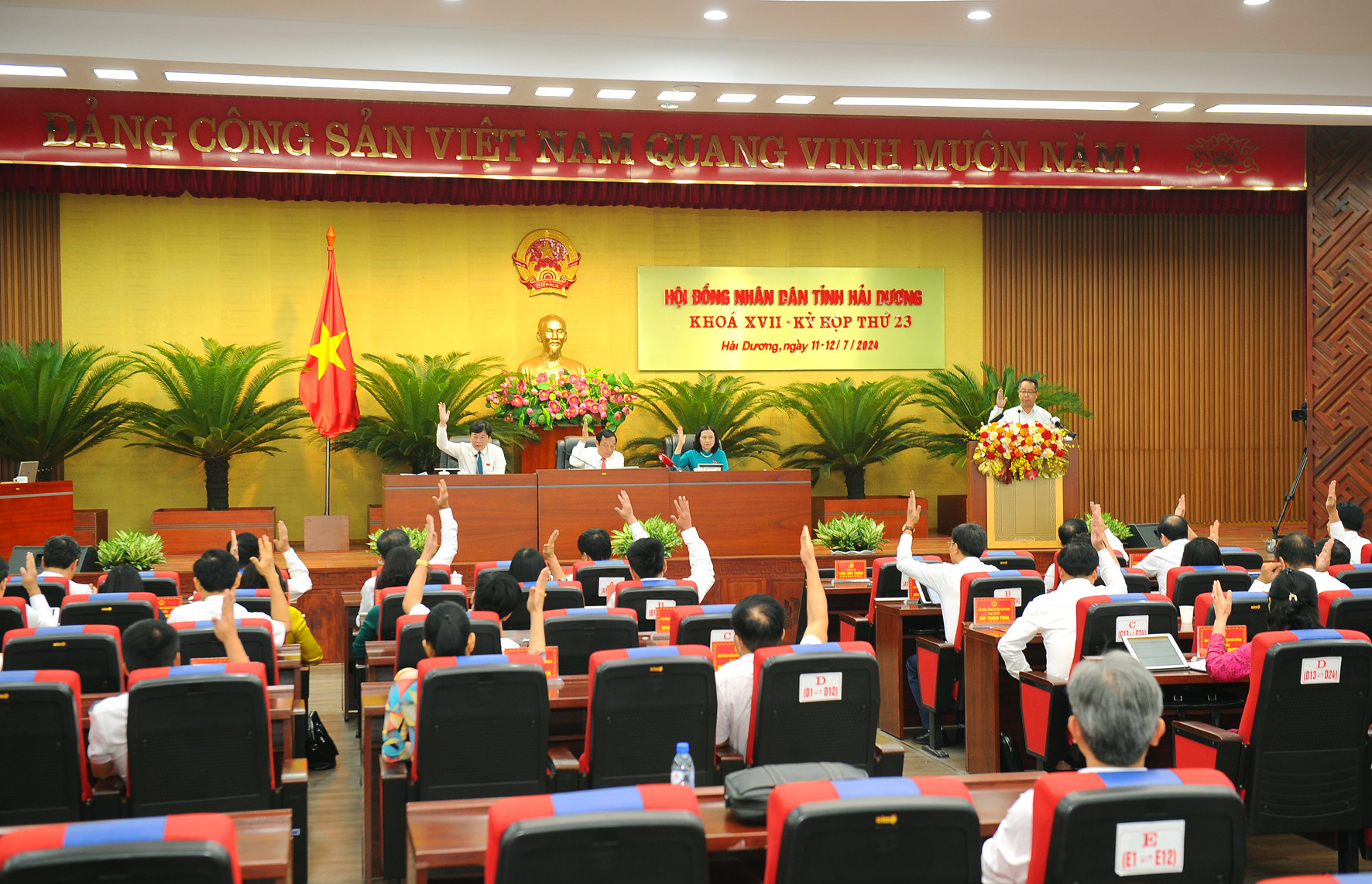 This morning, August 12, Hai Duong Provincial People's Council held a special meeting on personnel work and some new policies.