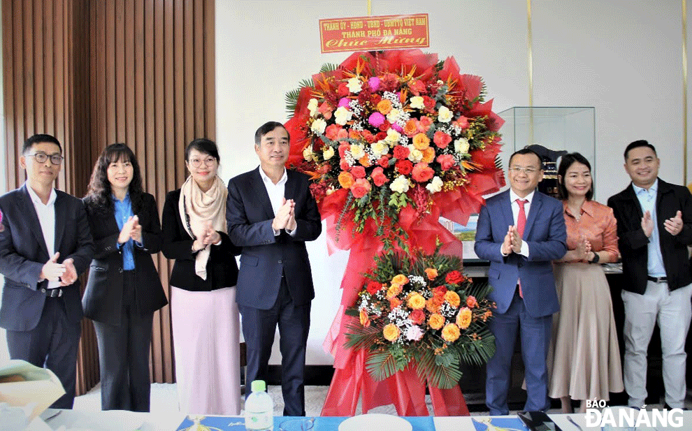 Chairman of the City People's Committee Le Trung Chinh visited and encouraged businesses at the beginning of the year